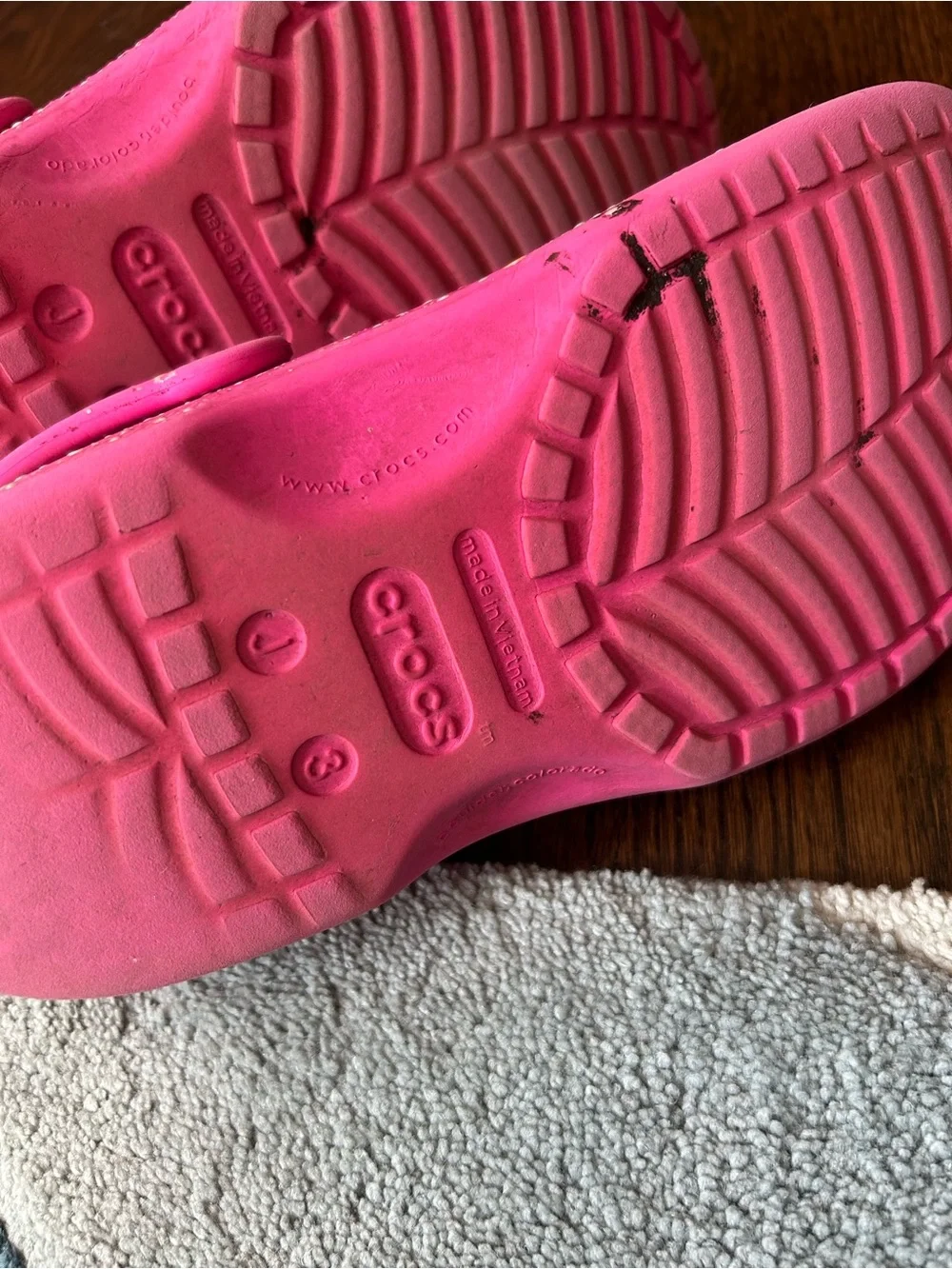 Crocs Kids Pink Paint Splatter Clogs Size J3